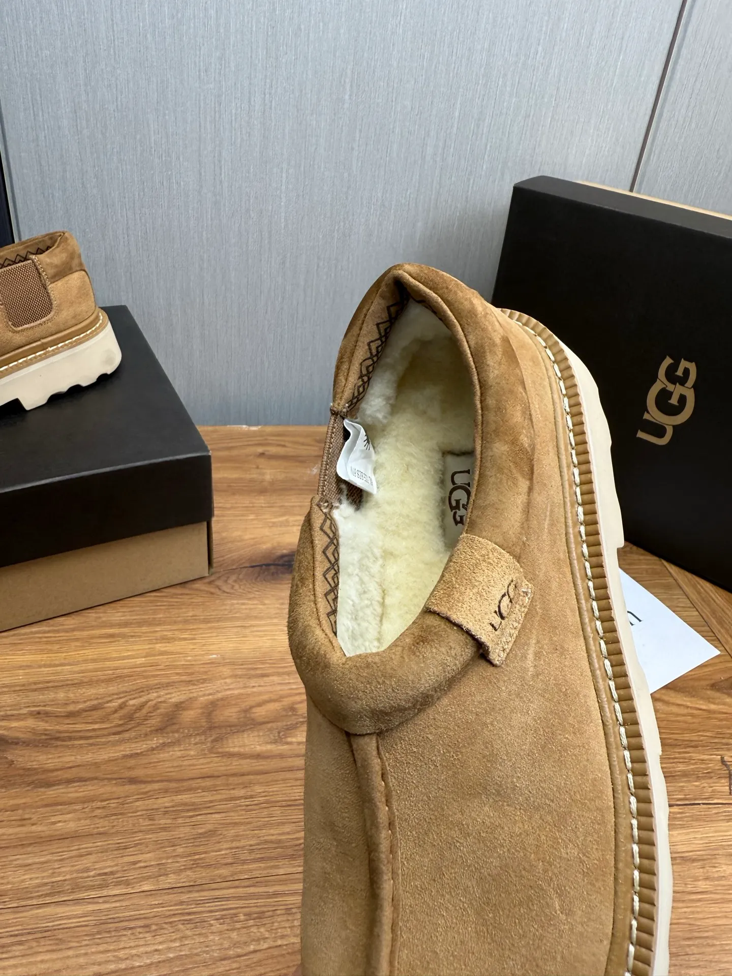 Men's shoes 💰560💰 New UGG fur integrated men's simple and fashionable snow boots. The most worth buying at the end of this year are warm casual shoes. Whether you are out and about at home, their comfortable and warm performance will be your most suitable fashion companion! The material is cowhide upper and imported wool is used inside. Warm and comfortable! The eva+ rubber patch outsole is cushioned, non-slip and wear-resistant, and has good elasticity. It is light and wear-resistant, comfortable and soft, and the new simple cut is more fashionable. It has both practicality and fashion sense, so you no longer have to worry about how to match it in winter, while still maintaining your fashionable taste. High-quality genuine wool. Look at the details for the material! Size: 39-40-41-42-43-44-44 sneaker size